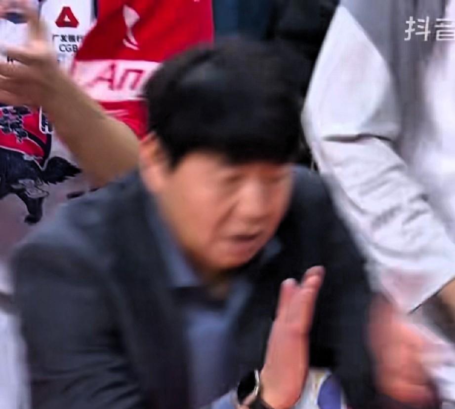 CBA儒帅邱彪最后两分钟换上于德豪，这是什么操作！高诗岩打的挺好的，最后1分30