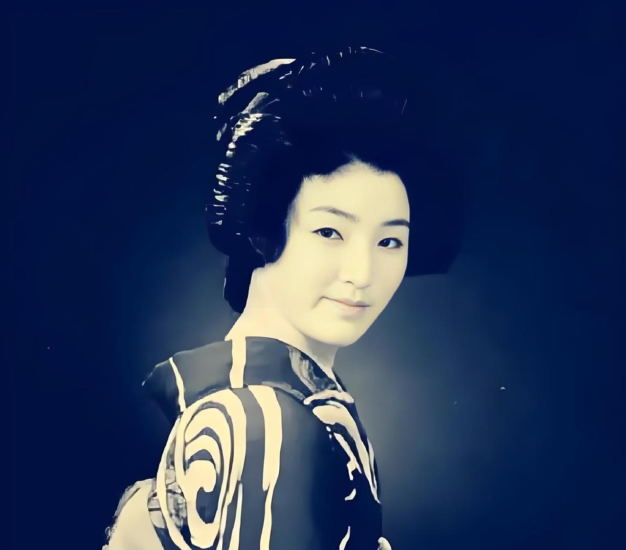 二战日本妇女携女加入“慰安妇”悲惨命运。
二战时期，照片上这个日本女子名叫中村英