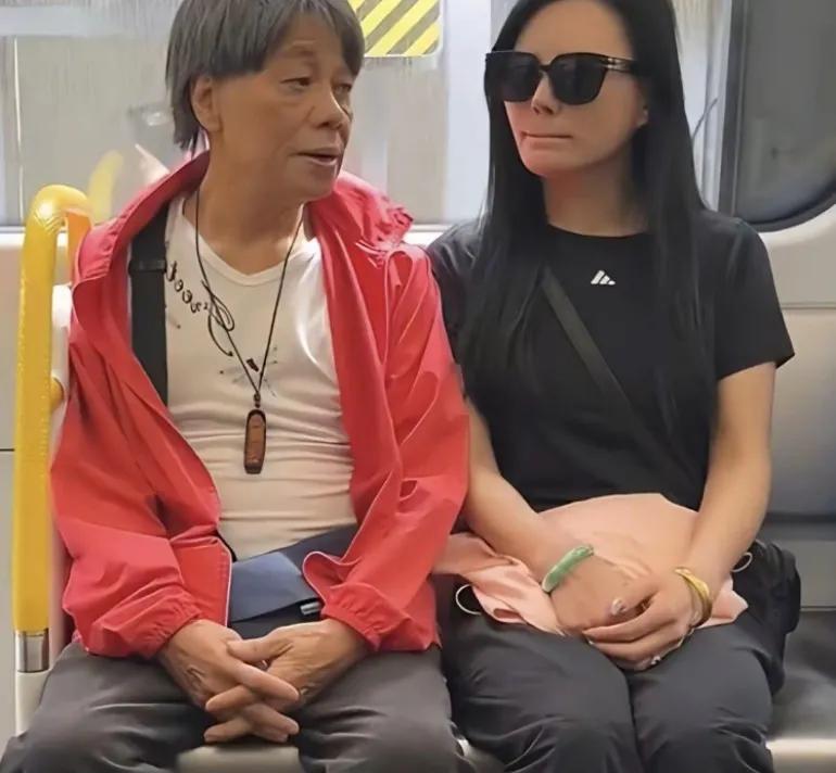 77岁梁小龙和妻子在深圳坐地铁，看起来没有一点精神，看上去好憔悴呀老多了
他是很