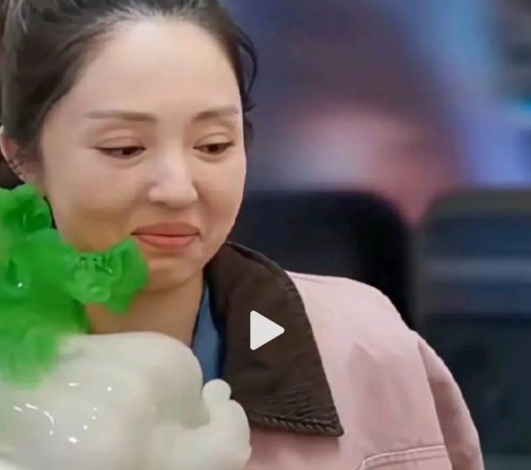 我妈看到董璇，她说董璇这个人

其实跟谁在一起都不会幸福

她就适合自己过，你看