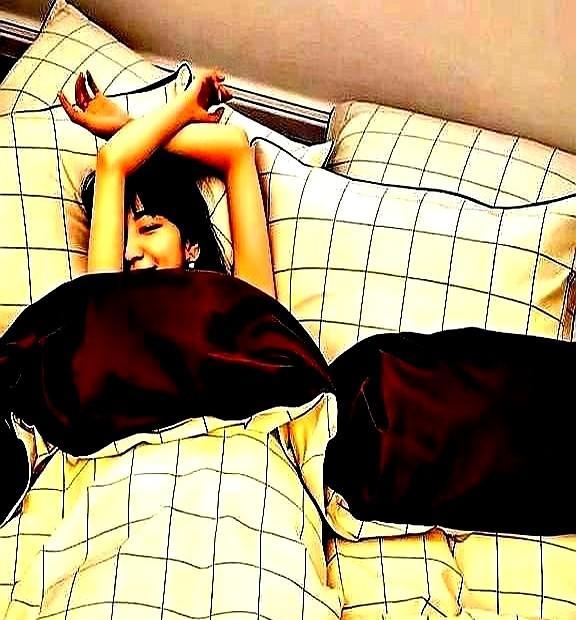 我家男人喜欢裸睡，睡觉的时候一丝不挂
半夜突然被冻醒这事儿我可有发言权了 你们见