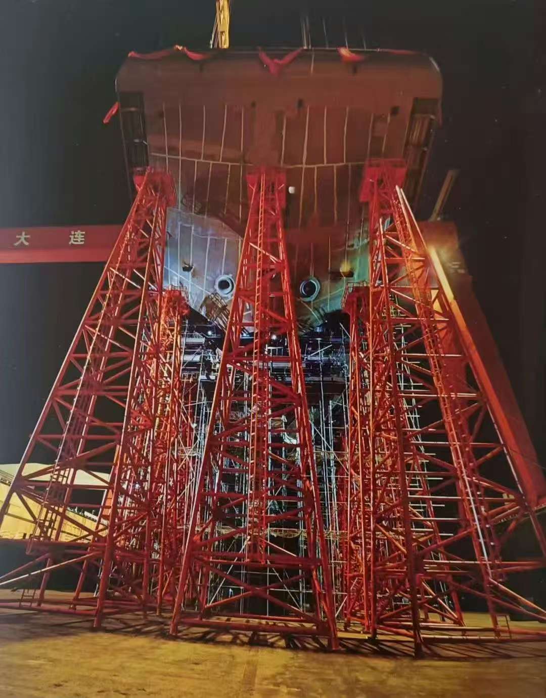 山东舰建造期间高清照片公开，显然滑跃型航母已经过气，曾经的小甜甜位置要让给福建舰