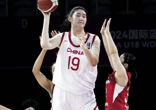 日本女篮出奇招！
据CBA媒体人三土带刺透露：日本女篮把张子宇的身高刻在球场墙壁