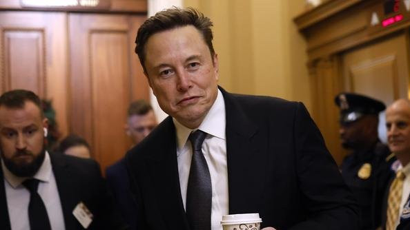 又唱双簧戏？特朗普暂停美欧军演后，马斯克喊话：应真正退出北约