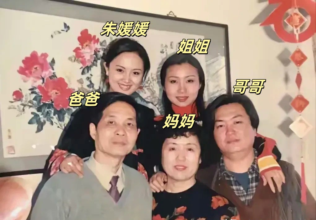 朱媛媛与家人的全家福令人倍感温馨。照片中，朱媛媛不像一般女儿随爸爸，而是和妈妈极