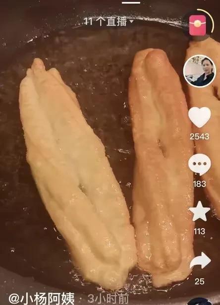 小杨阿姨又更新视频了
这次的视频暖心又温情
说俩孩子想吃油条
小杨阿姨二话不说