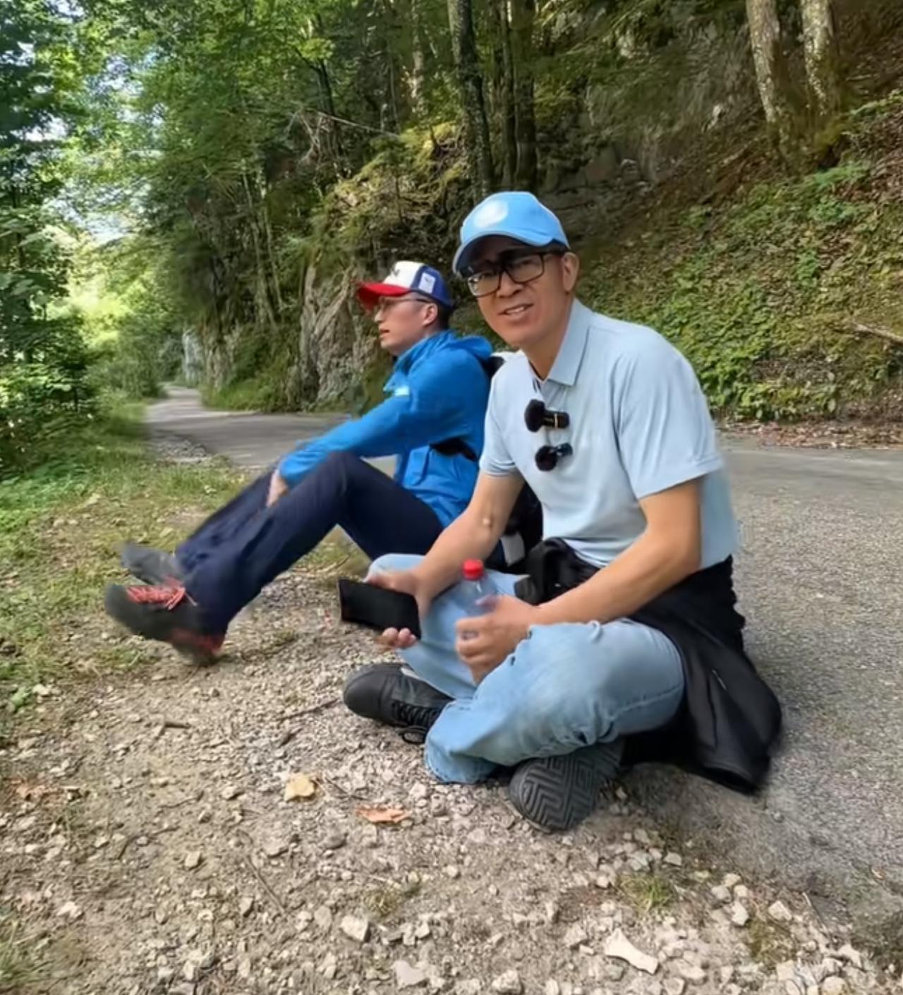 越来越多的老年人去了青海湖骑行，他们说俞老师60多岁都能骑行他们也可以的。这应该