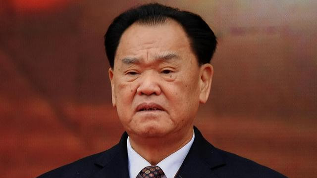 他是华国锋的接班人，一心为国操劳官至副国级，晚年回家乡当农民