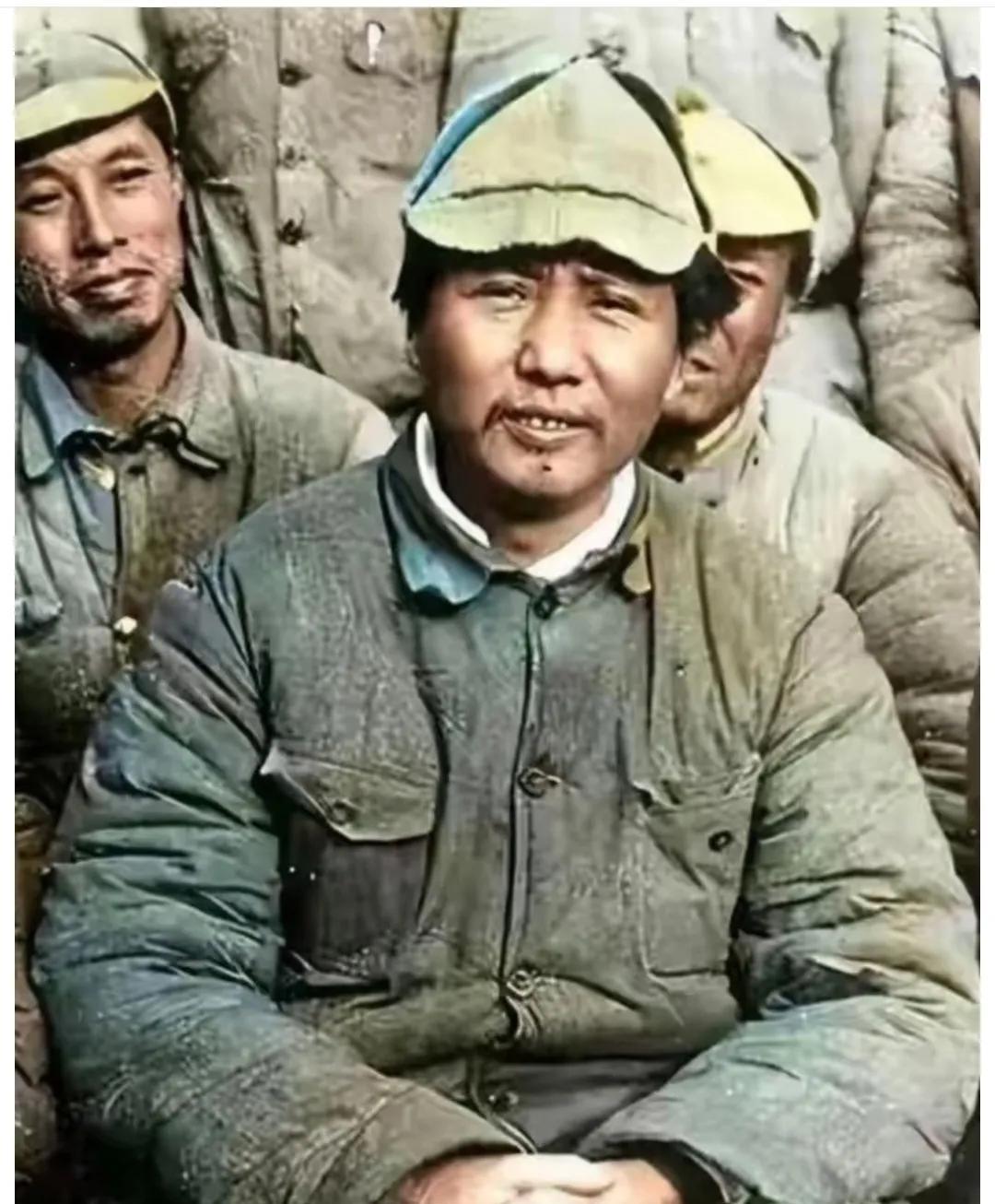 抗战时期的延安，条件艰苦，伟人和各位将领的一张合影，伟人身后一位应该是朱老总，另