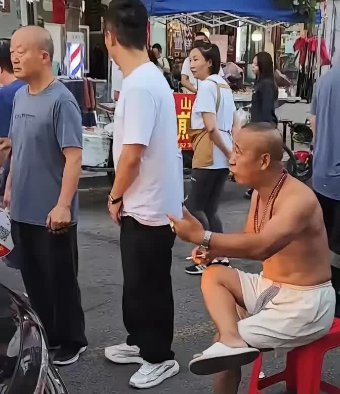 太缺德了！有只狗被车撞死了，一个没穿衣服的男子拦住车，非要司机赔钱。可关键是，他