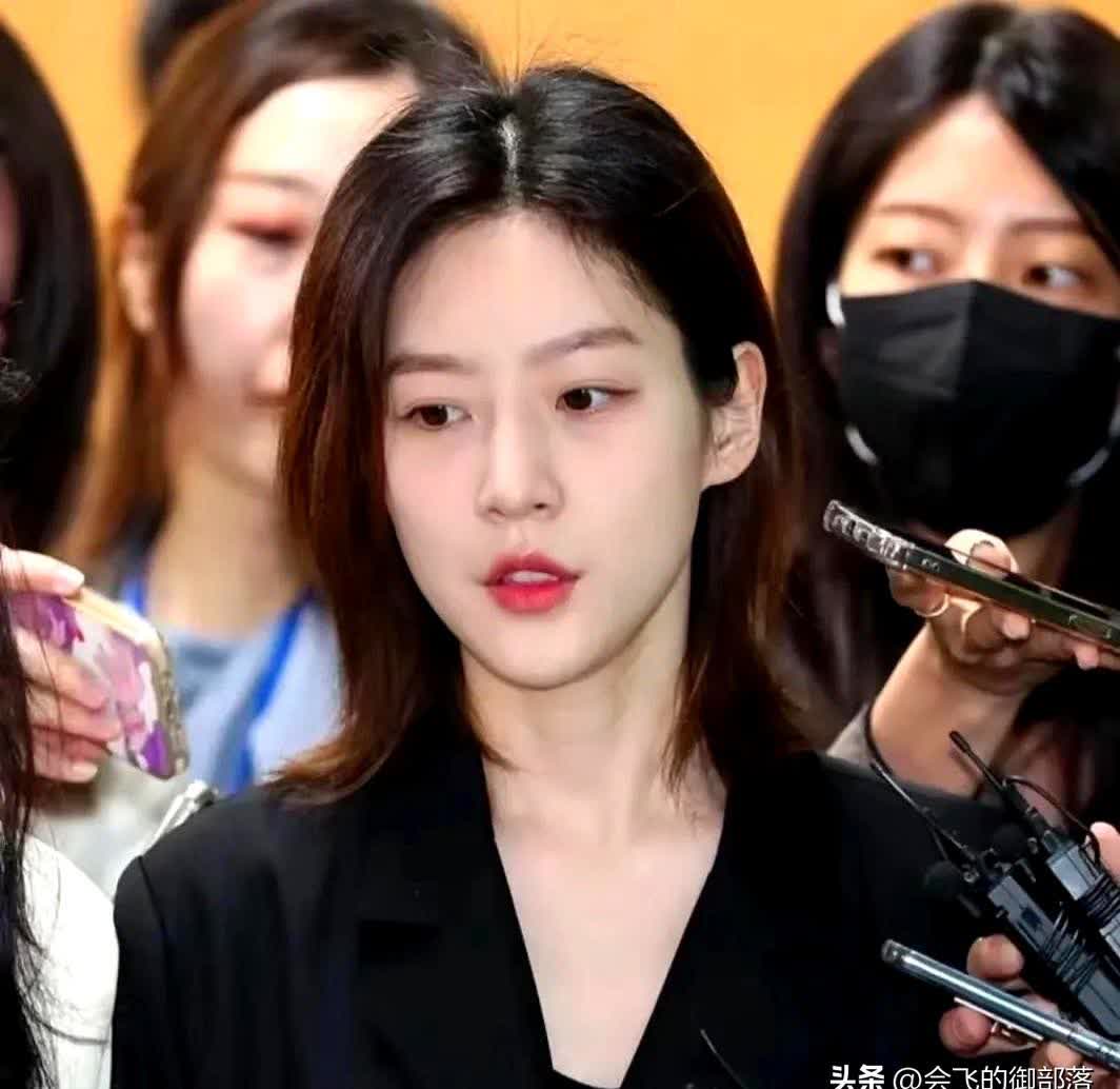 我妈盯着金赛纶的照片突然冒出一句："这姑娘压根没在谈恋爱！"我手一抖差点摔了手机
