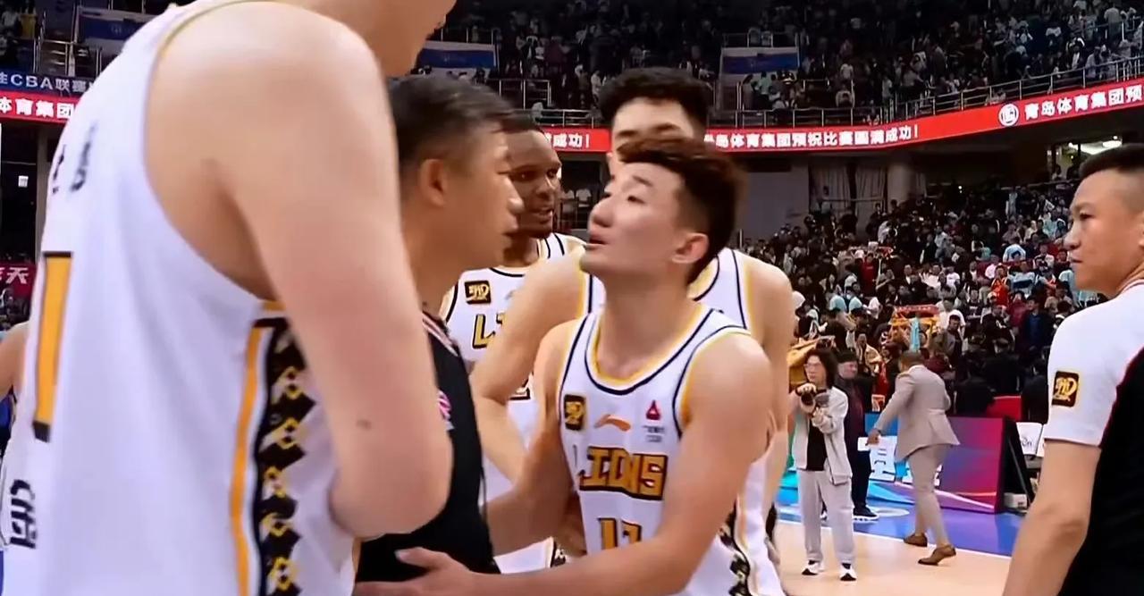 获胜后孙铭徽太过激动把球大力扔向观众席，结果被裁判警告，吓得他赶紧来找裁判道歉，