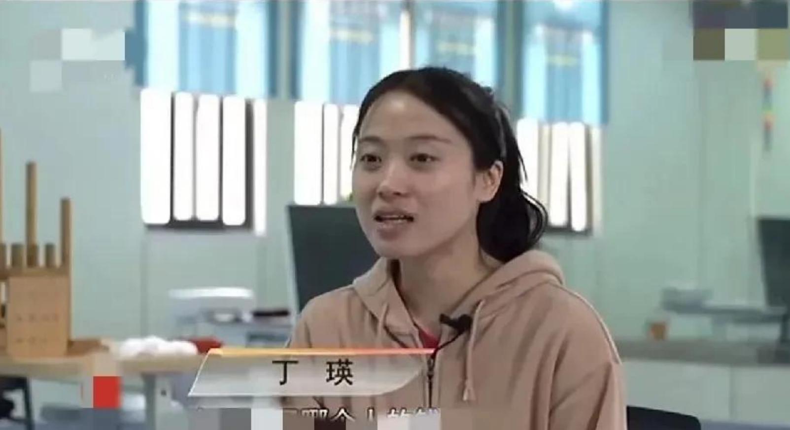 2020年，江苏，一场车祸夺走了幸福的宁静。



2013年，在火车上，丁瑛与