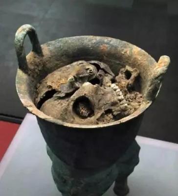1984年，安阳一位女考古队员在清理刚出土的青铜甗时，突然尖叫地跑到了一边：“青