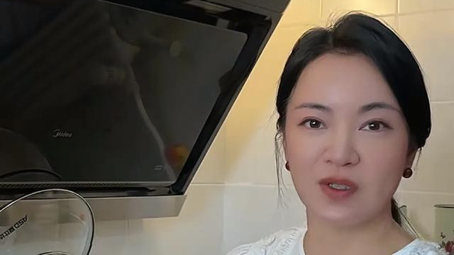 阿雅回尼泊尔了！在家做饭厨房狭小装修简陋，11岁女儿颜值很一般