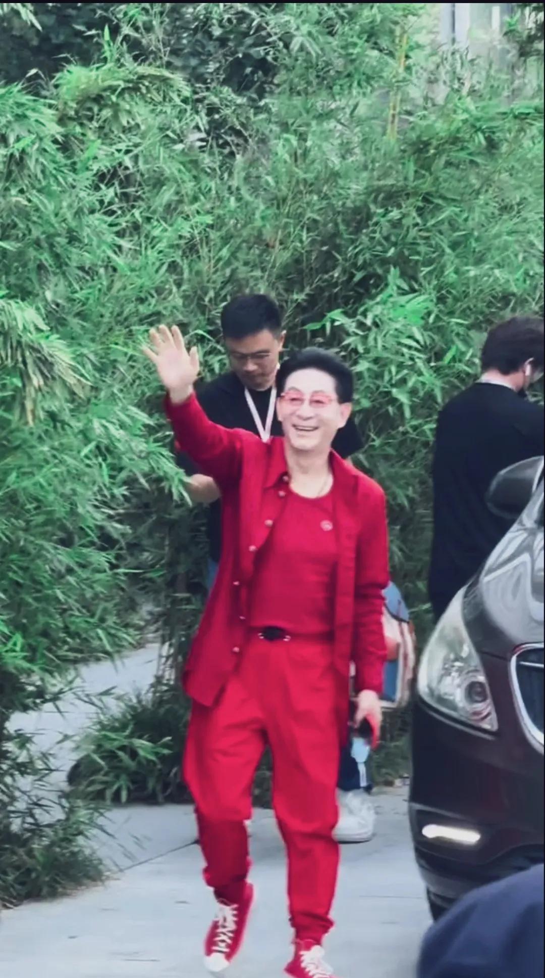 六小龄童一身红衣配红鞋真精神！虽然他一把年纪了，走起路来像精神小伙，超可爱！#六