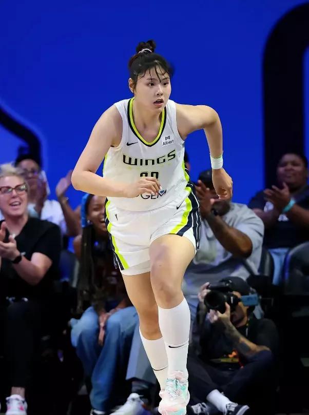 16 分 0 失误！中国姑娘把 WNBA 打成了主场?
她刚把状元克拉克防到怀疑