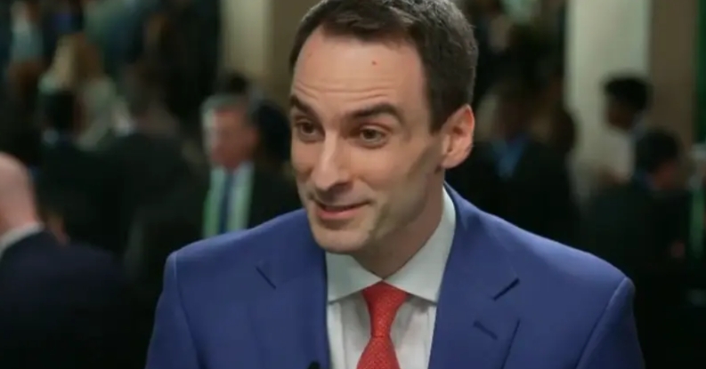 这操作真够美国的，既要又要！一边松口让英伟达给中国卖芯片，一边急着给芯片装 “追