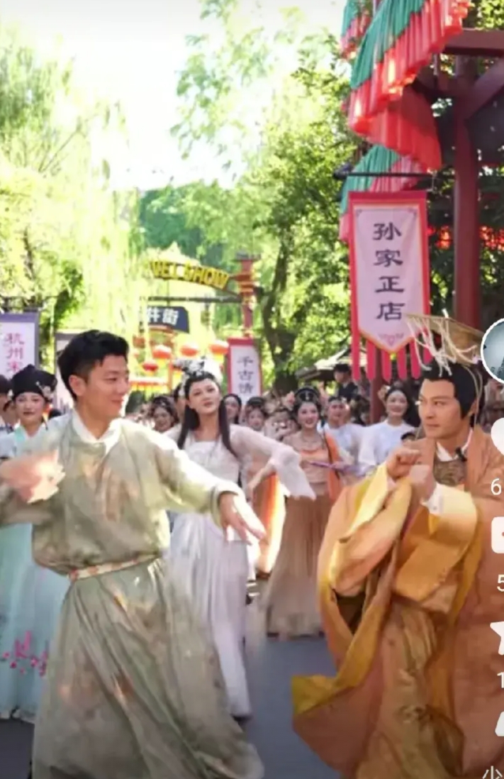 演员都这么卷了吗？
近期，著名演员郑国霖在杭州宋城演出的视频上了热搜，网上热议不