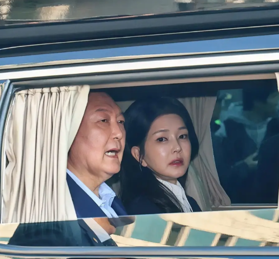 尹锡悦完了
对于尹锡悦来说，他的处境本就十分尴尬，涉嫌内乱罪的刑事案件审查，如今