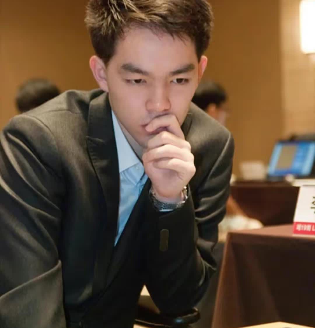 大棋士赛8强战李轩豪执白对阵屠晓宇
          今天下午，第五届“湾区