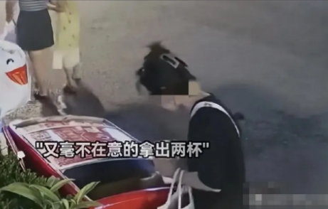 杭州这一家三口出名了。
一家三口路过一个爱心冰箱，妻子发现里面有柠檬水后，和老公