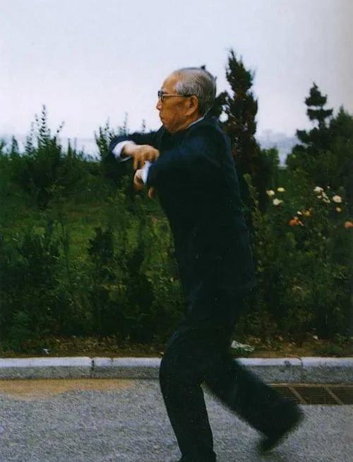 90年代，王震上将锻炼的照片，瞧他这架势，根本不像80多岁的人。
照片中的王震上