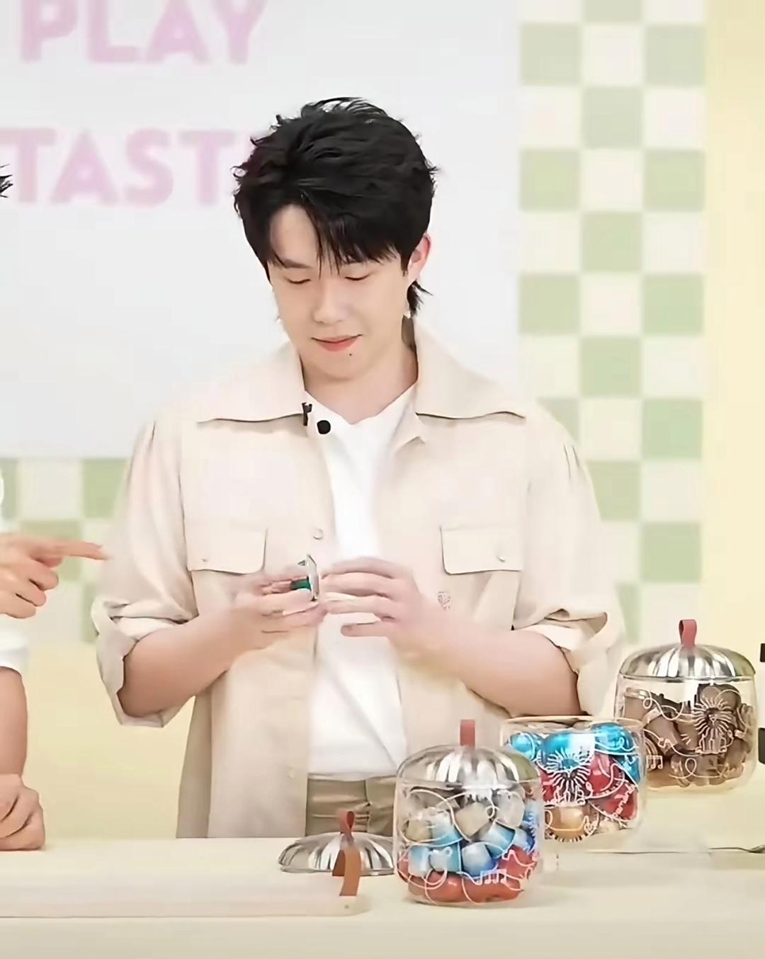 原来这个头型叫小狼尾呀
帅气，与王楚钦是绝配
有的粉丝觉得头发太长
打球有点碍事