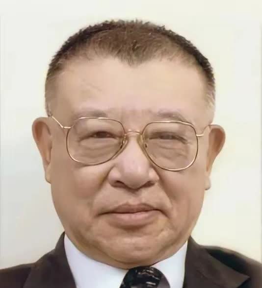美国传来噩耗！2025年8月3日，影响中美的大佬去世了，中文世界一片哀默！
​