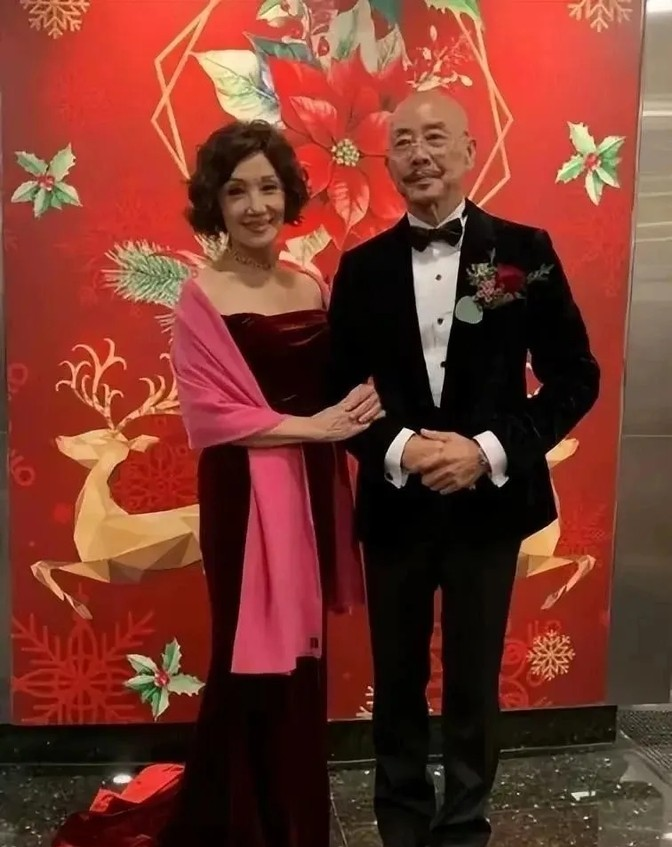 陕西有这么个事，有个40岁的女士收了男方18万的彩礼钱还有三金（就是项链、戒指和
