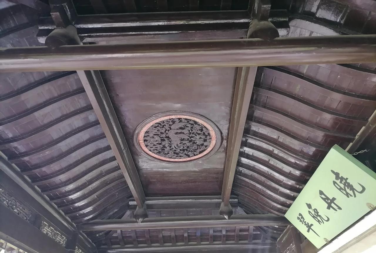 苏州拙政园今天得有好几万人。
上午10点进来拙政园，每人80，门票价格不低，今天