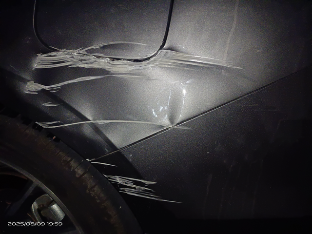 非常小心还是给刮了
带孩子去玩，估计是太累了，倒车油门不小心踩得多了点，没刹住，