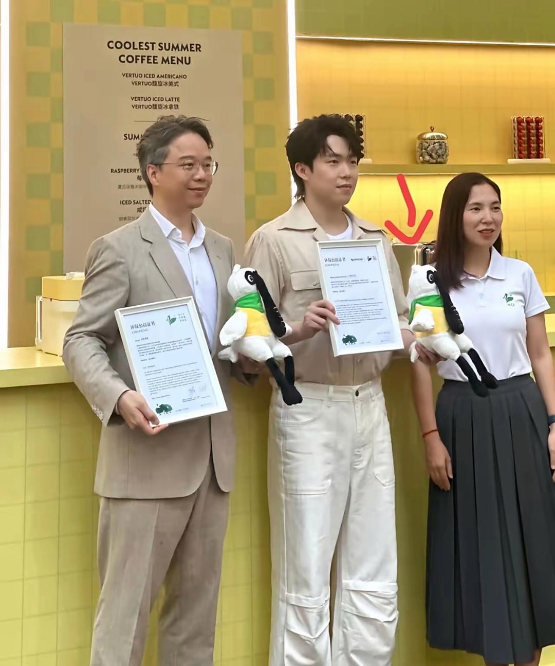 帅气的王楚钦亮相深圳！一米八的个子简直太突出了，浅卡其色衬衣搭配白色休闲裤，清爽