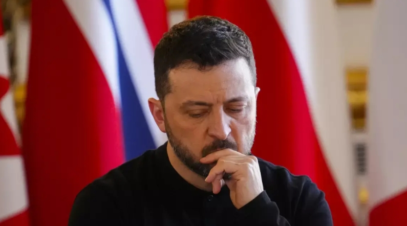 美国不给钱拉倒，泽连斯基手里还有牌，2000个亿在向乌克兰招手

乌克兰面临美国