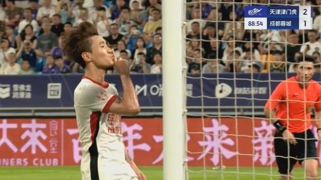 示意球迷闭嘴！韦世豪造点亲自主罚命中，蓉城1-2扳回一城

07月18日中超，天