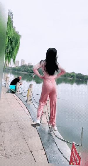 湖边板子上写到，水深危险。此时此刻，不是水深危险，而是人才危险。
有人说，大爷钓