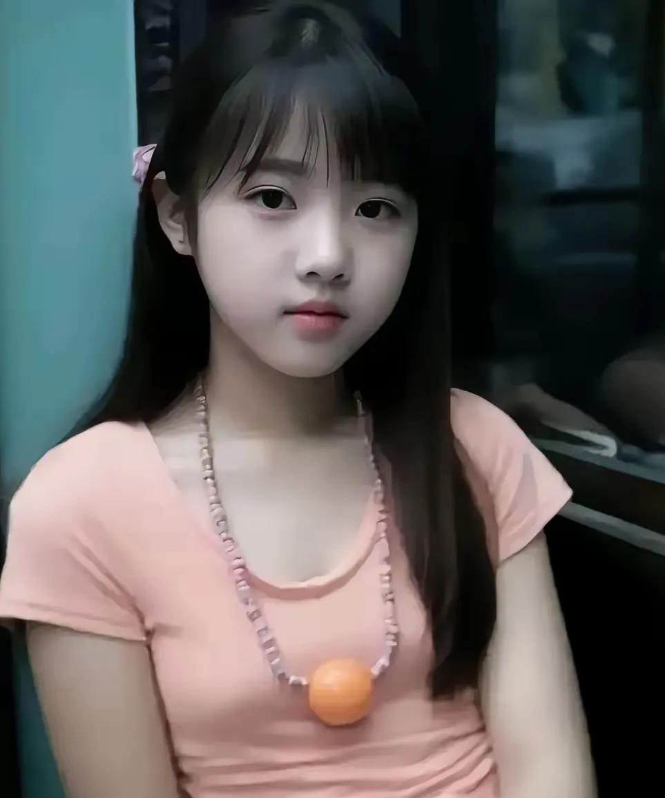 谁要是再敢说我家闺女是萝莉，我就扇他（她）一大嘴巴子。
朋友的女儿长得白白嫩嫩、
