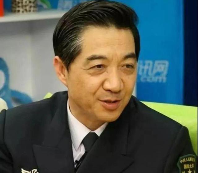 2016年，当政治素人特朗普意外赢得美国总统大选时，中国著名军事评论员张召忠曾半