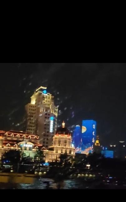 【从酒吧出来，差点儿湿透】
那一年在上海去酒吧，也是雨夜，但上海的酒吧里，有同龄