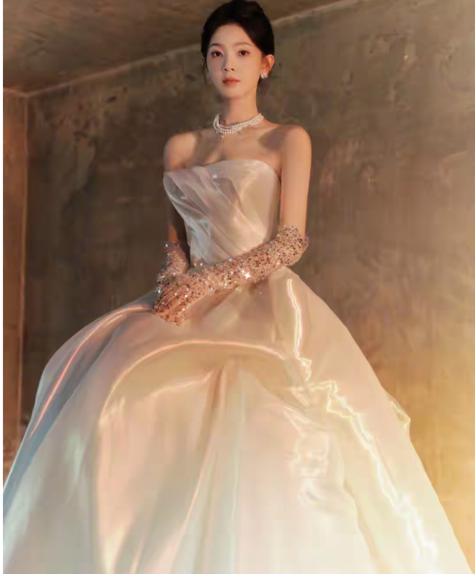陈瑶换了穿衣风格，白色抹胸流光长裙，很美很适合她，比剧里还美