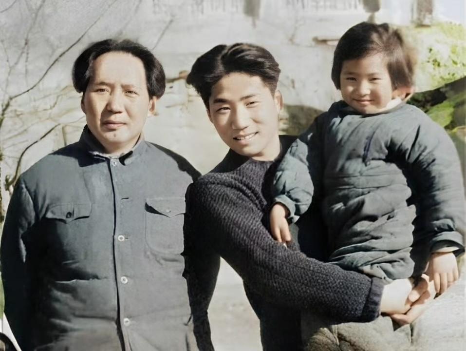 1946年1月，毛岸英从苏联回到延安，结束了近十年的海外生活。作为父亲的毛泽东尽