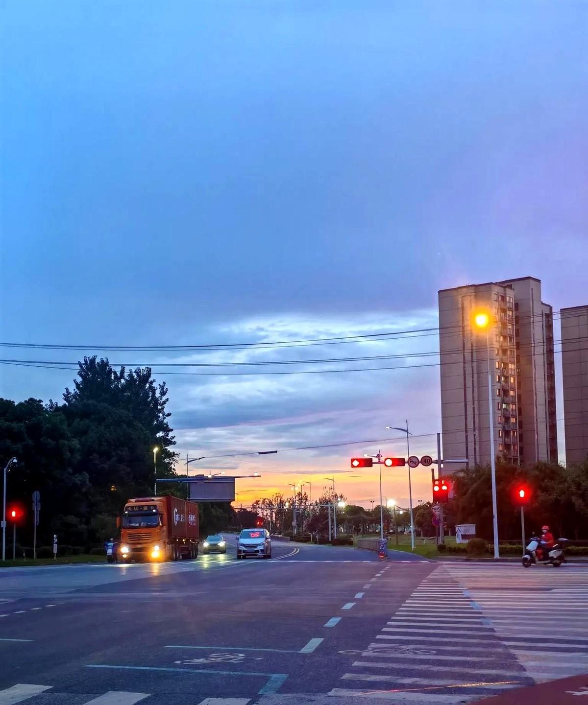 吃瓜了。
实习生突然站起来收拾东西，键盘啪一声扣上，动作快得跟扫雷似的。
我偷瞄