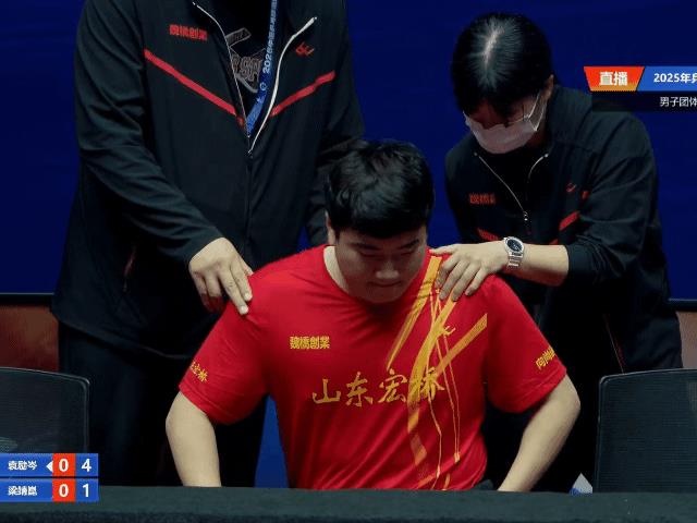 突发，梁靖崑因伤退赛。在和袁励岑比赛时，第一局4:1时，梁靖崑感觉不舒服，叫了一