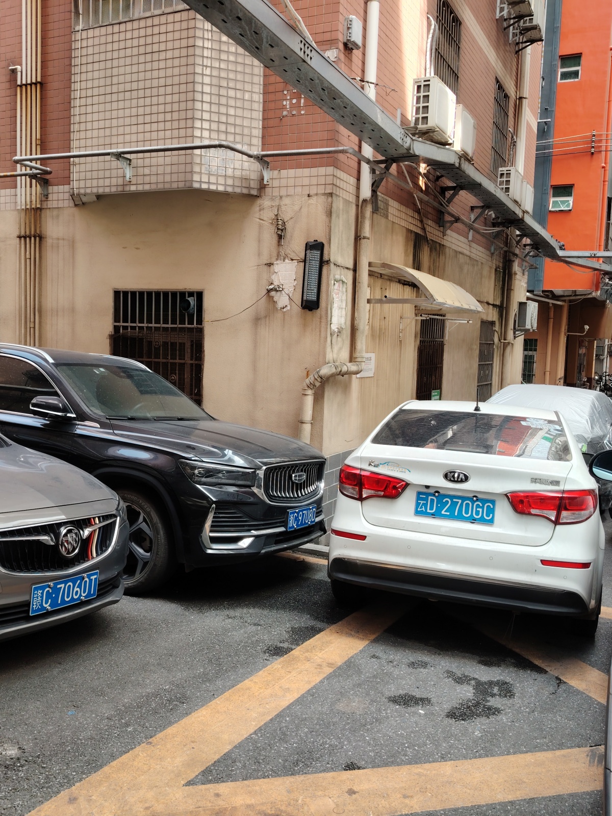 现在城中村的路都被这些四轮子给占满了，到处停，把楼与楼之间的那些空隙塞的满满的，