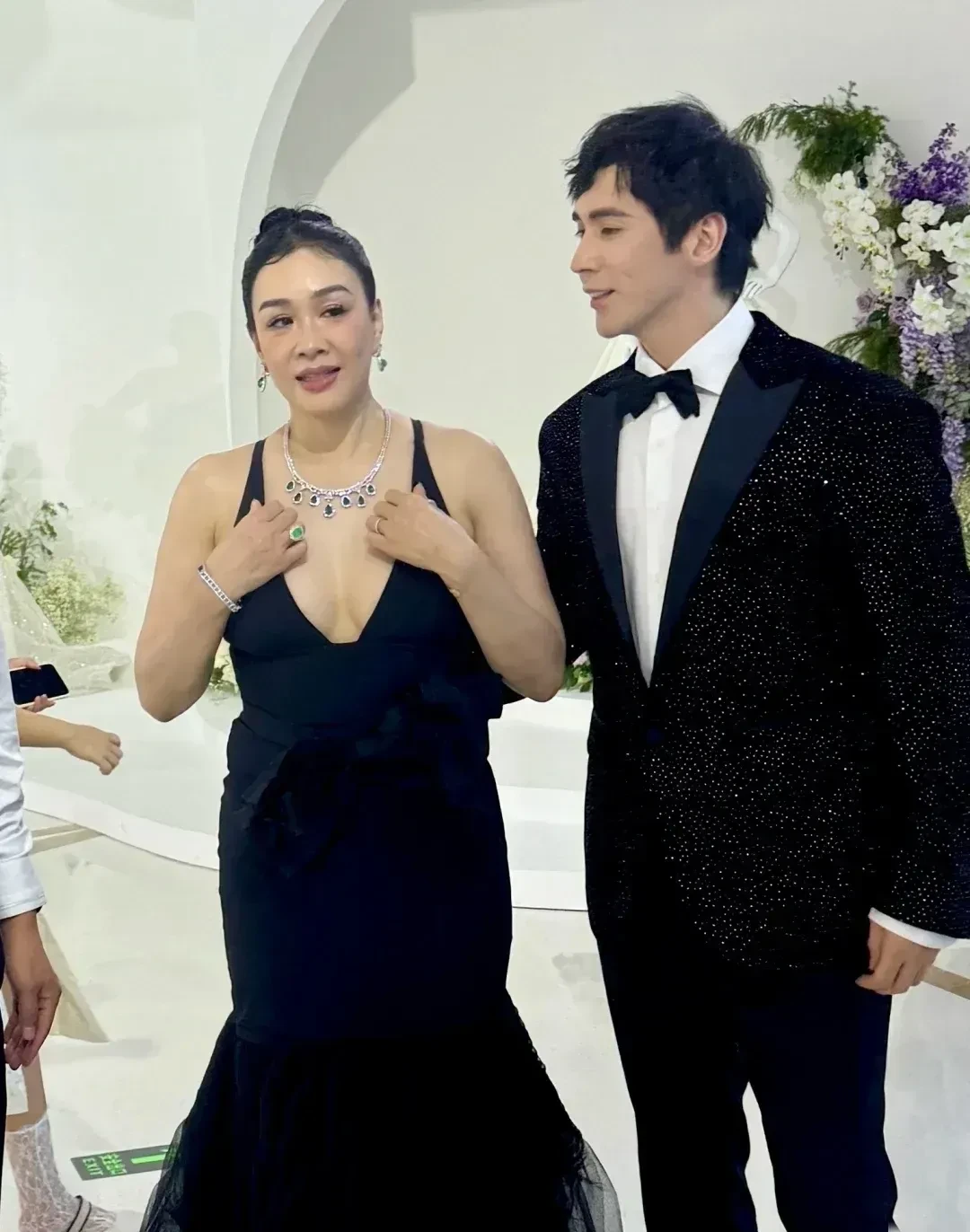 这么帅的男人，娶了一个半老徐娘，不知道是真爱，还是为了流量啊。