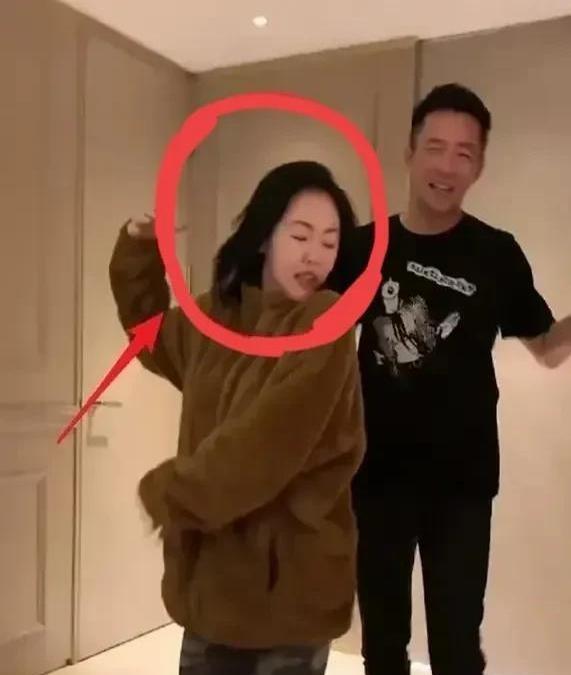 小S最近又被网友翻出古早综艺里的名场面——主持人问她最讨厌的人是谁，她脱口而出前