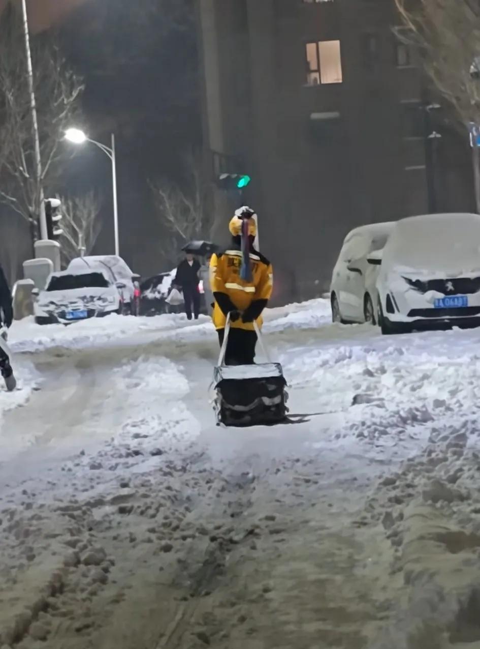 济南数一数二大雪，外卖小哥: “我是小妖怪～逍遥又自在～”哈哈哈
这个小哥松弛感