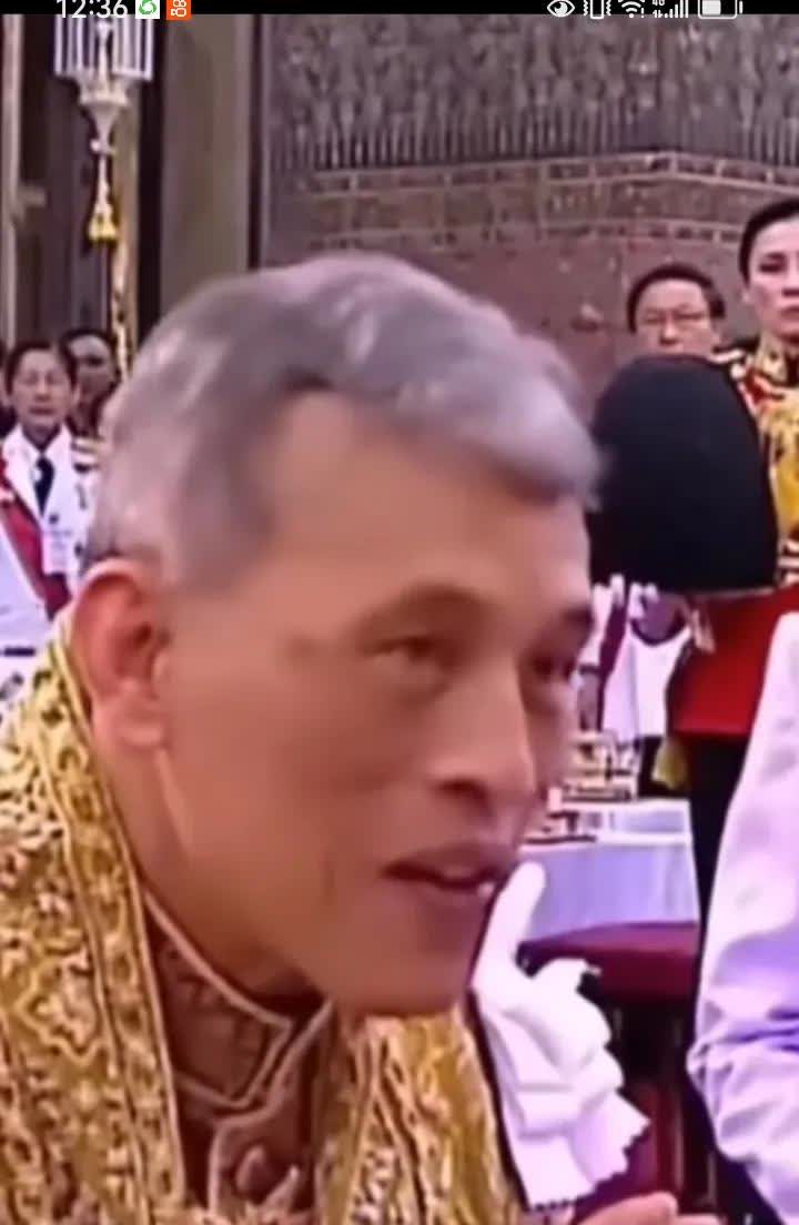 泰王玛哈·哇集拉隆功近年常以"昏君"形象示人：公开场合步履蹒跚、语焉不详，甚至被
