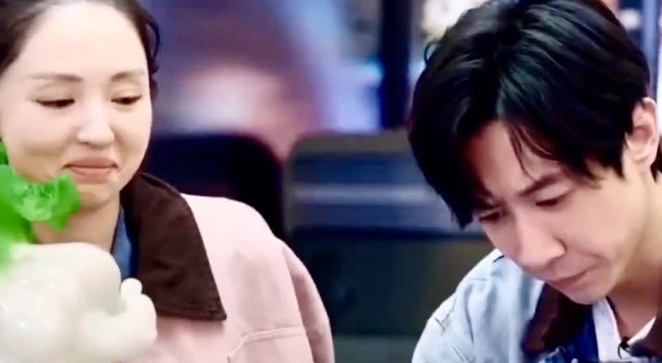 都在说张维伊，
可问题最大的明明是董璇，
她这人有个严重的缺点，那就是有种救