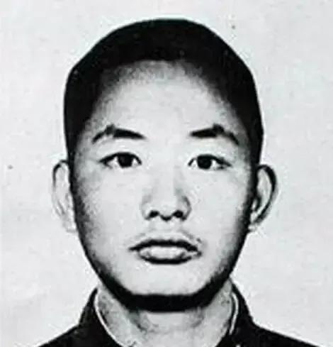 1984年，我军排长正在山中巡逻，迎面走来三个解放军战士，热情地朝他打招呼，可他